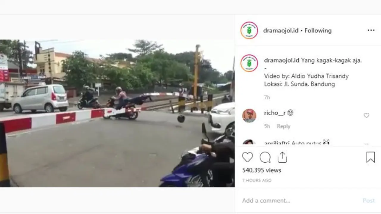 Pengendara Motor Terobos Palang Kereta, Boncenger yang Kena Apes (Instagram)