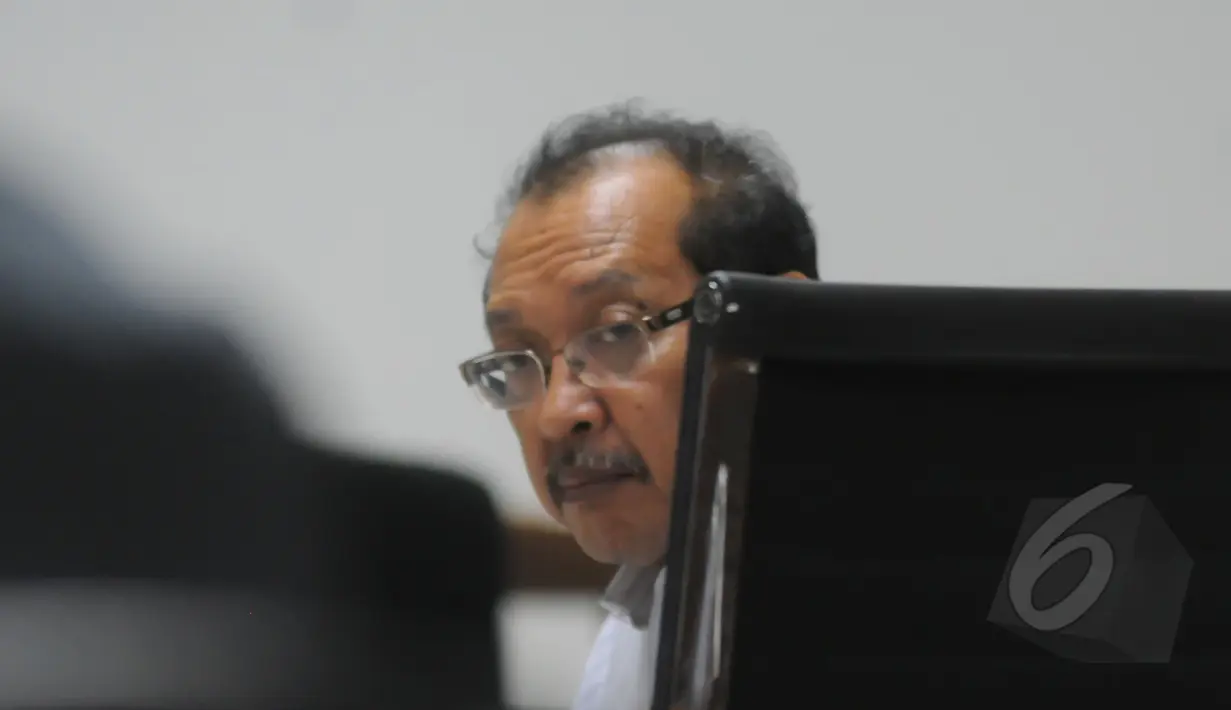 Terdakwa suap mantan Bupati Bangkalan Fuad Amin yang juga Direktur PT Media Karya Sentosa Antonio Bambang Djatmiko menjalani sidang di Pengadilan Tipikor Jakarta, Senin (6/4/2015). Antonio dituntut pidana penjara tiga tahun. (Liputan6.com/Herman Zakharia)
