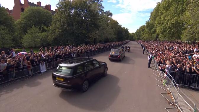 <p>Mobil Jaguar mengantar peti Ratu Elizabeth II ke Windsor Castle. Dok: YouTube/The Royal Family Channel</p>