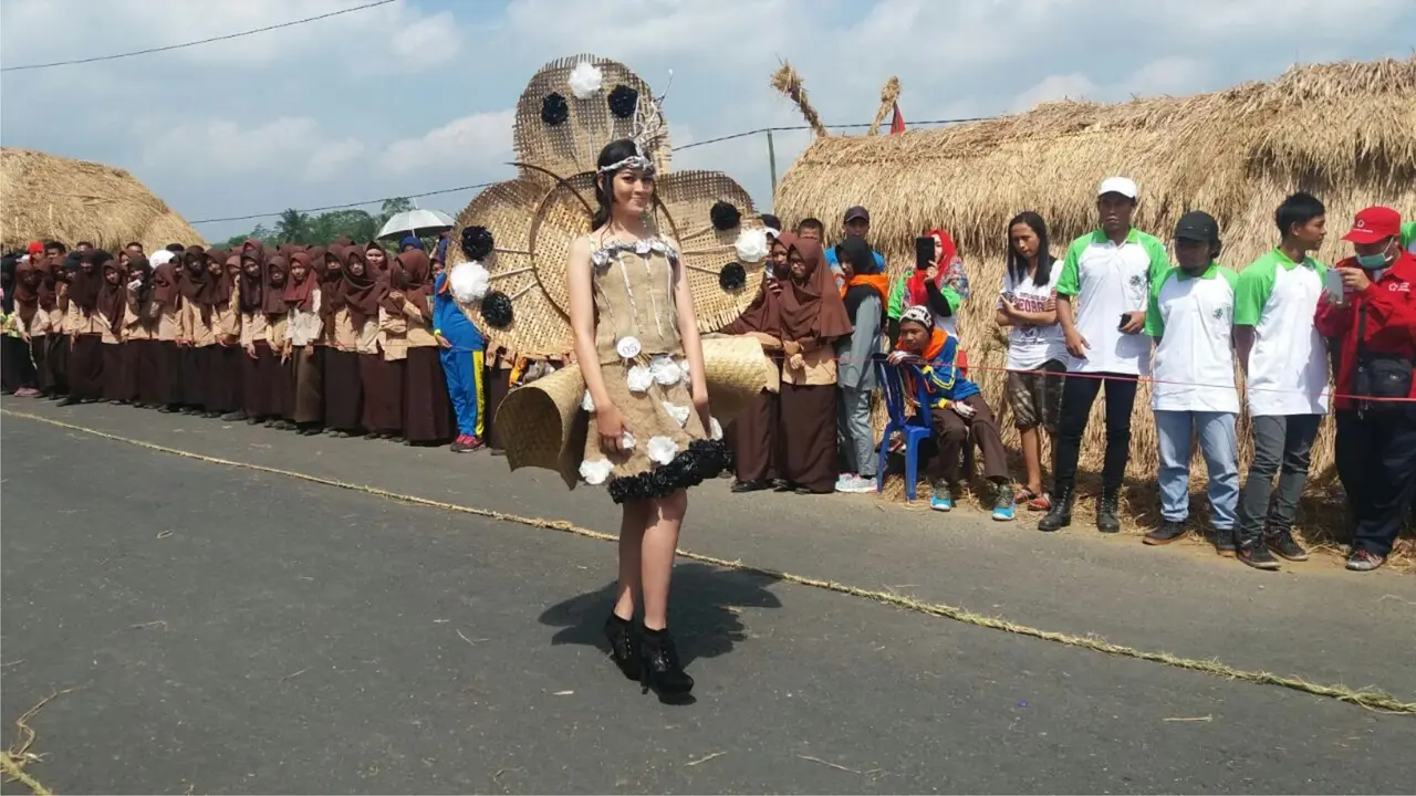 Sambut Pagi Penuh Cinta dengan Anyaman Jerami di Sawah