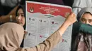 "Penyortiran dan pelipatan surat suara berlangsung hingga 12 Januari mendatang. Ada sebanyak 863.970 lembar surat suara yang disortir dan dilipat," kata Ketua KIP Kota Banda Aceh Yusri Razali seperti dikutip dari Antara pada Sabtu (7/1/2024). (CHAIDEER MAHYUDDIN/AFP)