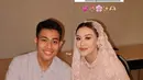 Bagian pipinya diaplikasikan blush on nuansa soft pink-coral yang memberi rona segar pada putri Reza Artamevia itu.  [@leofandi_]