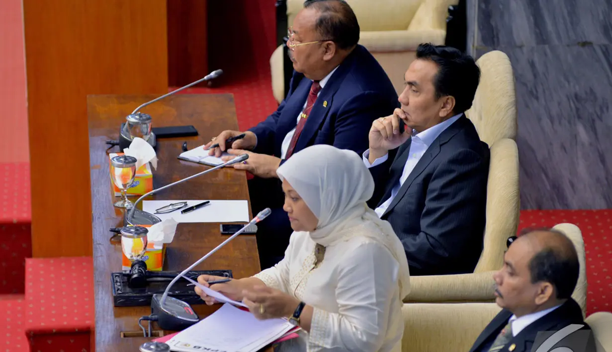 Ketua sementara 'DPR Tandingan', Ida Fauziyah, dari Fraksi PKB memimpin rapat paripurna, Jakarta, Selasa (4/11/2014). (Liputan6.com/Andrian M Tunay)