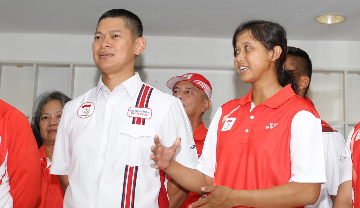 Ika Yuliana Rochmawati, atlet panahan Indonesia saat memberikan sambutan pada acara pelepasan atlet Olimpiade Rio 2016 di Kantor KOI, Jakarta, Rabu (27/7/2016). (Bola.com/Nicklas Hanoatubun)