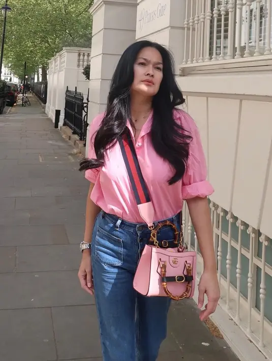 Nama Donna Frederika Rubyanti, atau yang lebih dikenal dengan Donna Harun sudah tidak asing lagi di industri hiburan Tanah Air. (FOTO: instagram.com/donnaharunofficial/)