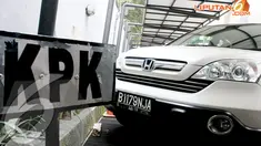KPK menyita mobil milik Wali Kota Tangerang Selatan Airin Rachmi Diany. Jakarta, Selasa (15/4/2014) (Liputan6.com/Faisal R Syam)