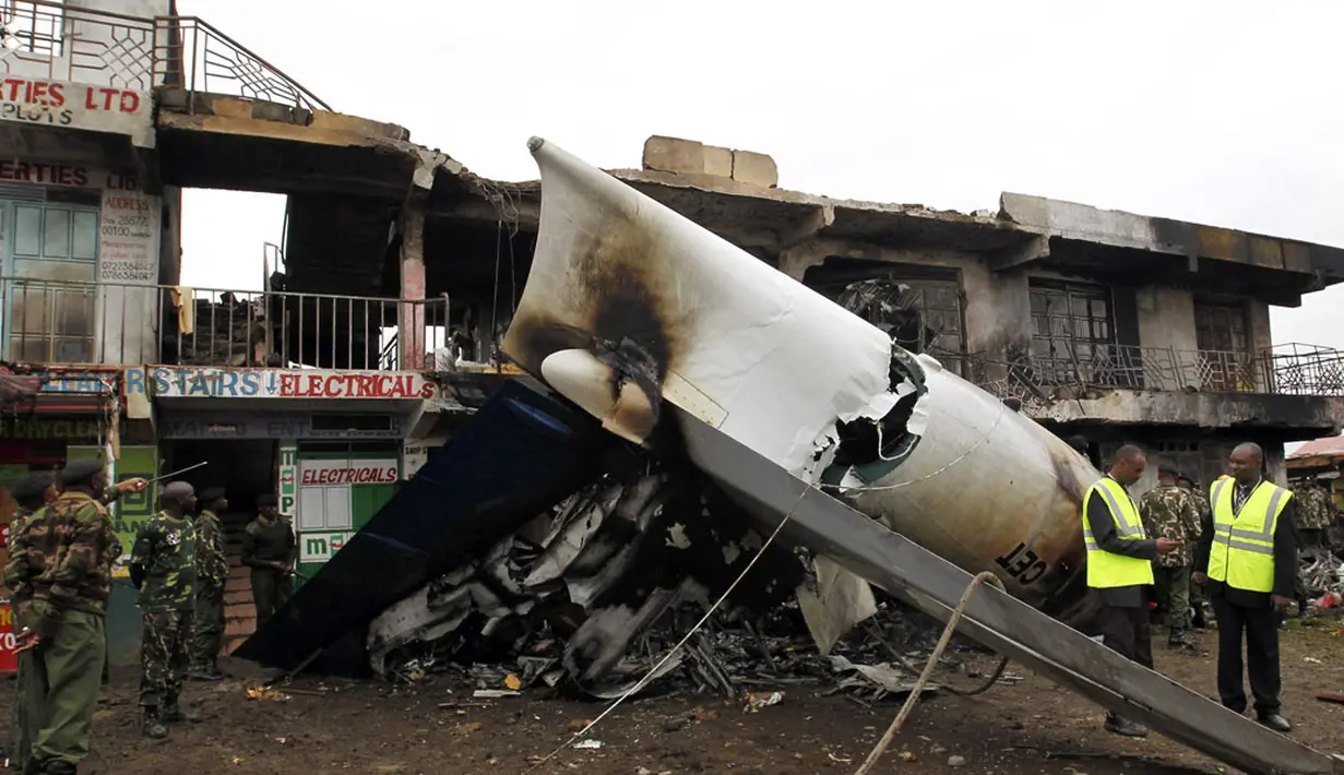 Sebuah pesawat kargo jenis Fokker 50 terjatuh dan terbakar di pinggiran Nairobi, Kenya, (2/7/2014). (REUTERS/Thomas Mukoya)