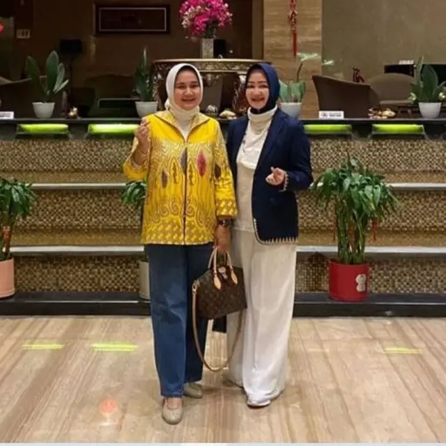Istri Gubernur Lampung Tampil Modis dengan Tas Mewah Seharga Rp33 Juta dan Bergaya bak Anak Muda Pakai Sepatu Impor