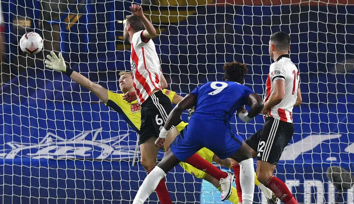 Striker Chelsea, Tammy Abraham, mencetak gol ke gawang Sheffield United pada laga Liga Inggris di Stadion Stamford Bridge, Sabtu (7/11/2020). Chelsea menang dengan skor 4-1. (Ben Stansall/Pool via AP)