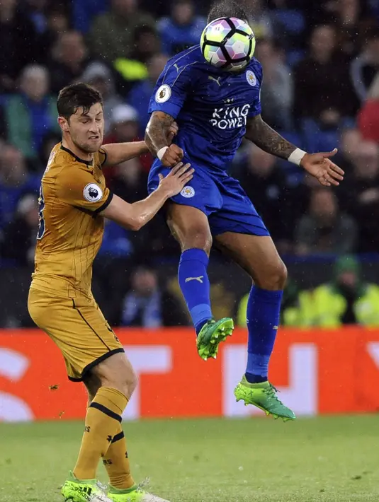 Pemain Leicester, Danny Simpson (kanan) membuang bola dari kejaran pemain Tottenham, Ben Davies pada lanjutan Premier League di King Power Stadium, Leicester, (18/5/2017). Tottenham menang 6-1.  (AP/Rui Vieira)