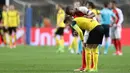Bek AS Monaco, Almamy Toure, berusaha menenangkan striker Borussia Dortmund, Marco Reus usai laga berakhir. Lawan AS Monaco akan ditentukan lewat proses pengundian yang akan dilakukan pada Jumat (21/4/2017). (AFP/Valery Hache)