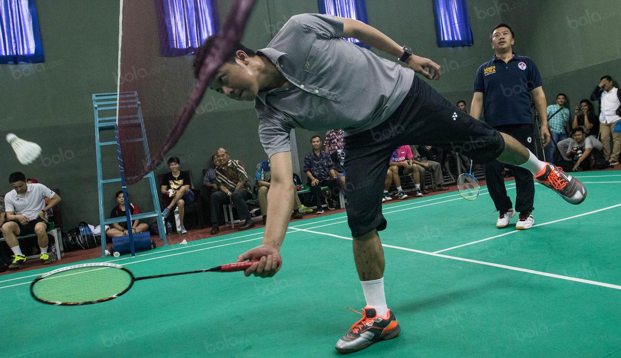 Taufik Hidayat, peraih medali emas Olimpiade Athena 2004 berpasangan dengan Menpora Imam Nahrawi bertanding melawan pasangan suami istri, Susy Susanti / Alan Budikusuma. (Bola.com/Vitalis Yogi Trisna) 