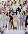 Nagita Slavina hadir mengenakan atasan dengan bordiran hitam dipadukan celana putihnya. Lalu Ayu Dewi mengenakan dress hitam berbordir emas. [@mrsayudewi]