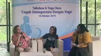 Dr. Suci Sutinah dan Astrid Amalia dalam talkshow 'Cegah Osteoporosis dengan Yoga' yang dilaksanakan di Tanamera Coffee Ahmad Dahlan pada Rabu (16/10/2019). (dok. Liputan6.com/Novi Thedora)