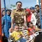 Gubernur DKI Basuki Tjahaja Purnama atau Ahok bermain dengan anak-anak usai meresmikan RPTRA Rusun Cipinang Besar Selatan, Jakarta, Selasa (23/8). Sebelumnya, sempat beredar isu penolakan warga terhadap kedatangan Ahok. (Liputan6.com/Yoppy Renato)