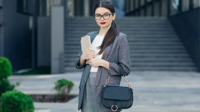 Ini Dia 4 Outfit Viral Buat Ngantor Tapi Tetap Stylish, Biar Nggak Dibilang Kaku