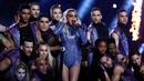 Lady Gaga tampil enerjik dan provokatif dalam half time show pada Super Bowl 51 antara New England Patriots vs Atalanta Falcons pada Senin (6/2/2017) waktu Indonesia. (EPA / Larry W)