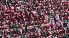 Ratusan peserta berpartisipasi dalam festival pembuatan kimchi di Seoul (2/11). Hidangan tradisional berupa kubis yang difermentasi dan lobak ini hasilnya akan didonasikan untuk kaum minoritas di Korsel.  (AFP Photo/Ed Jones)