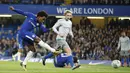 Proses terjadinya gol yang dicetak gelandang Chelsea, Willian, ke gawang Everton pada laga Piala Liga di Stadion Stamford Bridge, London, Rabu (25/10/2017). Chelsea menang 2-1 atas Everton. (AP/Alastair Grant)