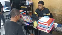 Pelaku pengrusakan rumah Ketua PPK Cibeureum Kota Sukabumi saat diperiksa di Mapolres Sukabumi Kota (Liputan6.com/Istimewa).