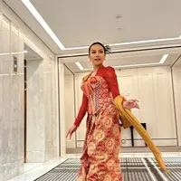 Yura Yunita tampil dengan kebaya merah dipadukan keluaran bustier motif batik serasi dengan bawahnya. [@yurayunita]