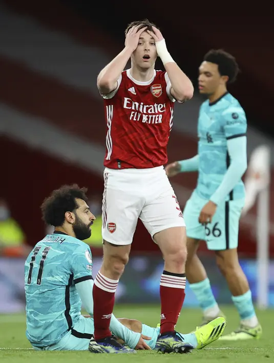 Pemain Arsenal Kieran Tierney bereaksi saat melawan Liverpool pada pertandingan Liga Inggris di Emirates Stadium, London, Inggris, Sabtu (3/4/2021). Liverpool membantai Arsenal dengan skor 3-0. (Julian Finney/Pool via AP)