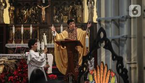 Pastor Kepala Paroki Romo Yohannes Deodatusi SJ memimpin langsung Misa Keluarga pada Natal tahun 2024. (Liputan6.com/Angga Yuniar)