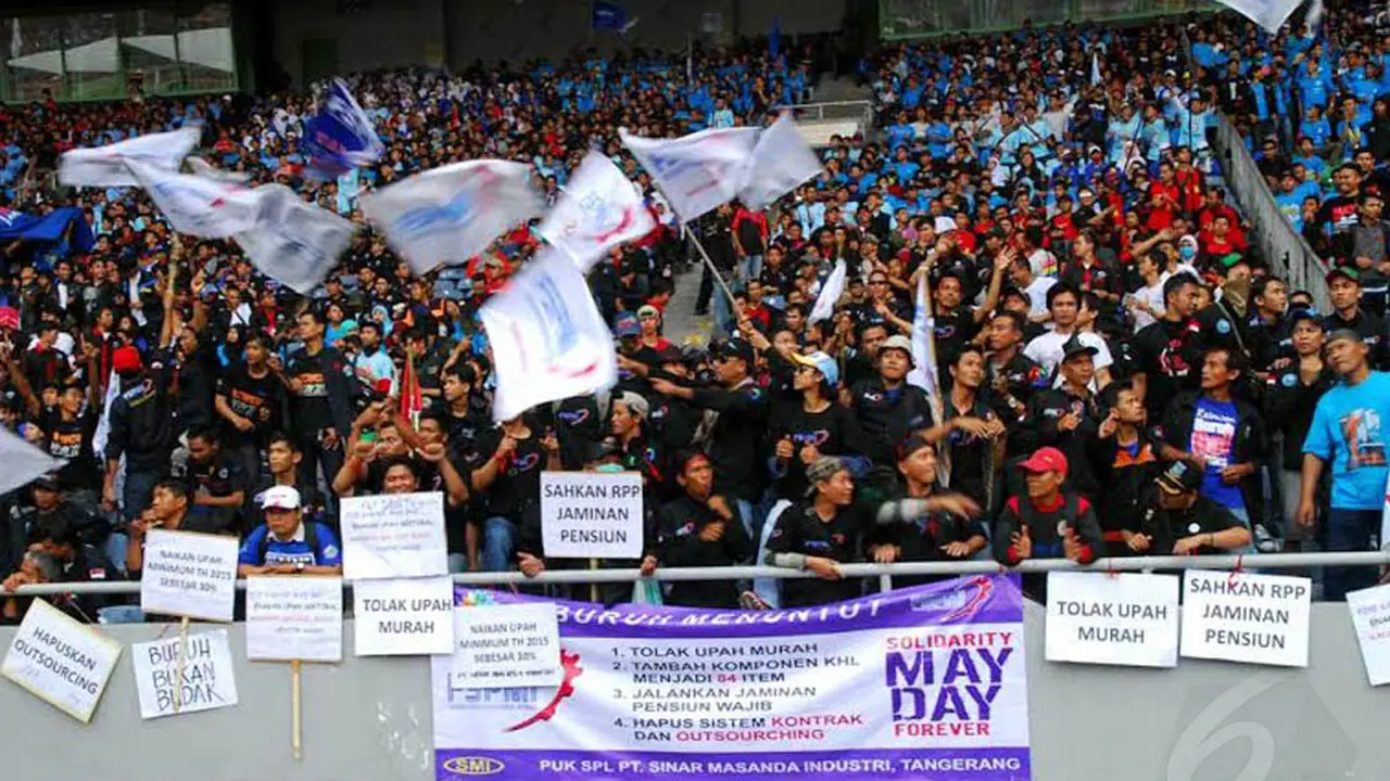 Bendera Raksasa Dibentangkan di Antara Ratusan Ribu Buruh