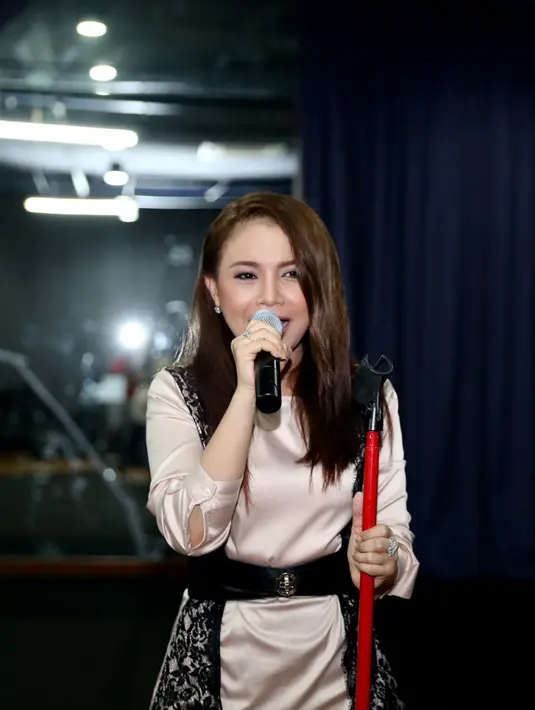 Rossa pun mengakui bahwa dirinya merasa sepi sejak menjanda. Namun, ia juga tak mau terburu-buru untuk mendapatkan pendamping hidup yang baru. (Andy Masela/Bintang.com)