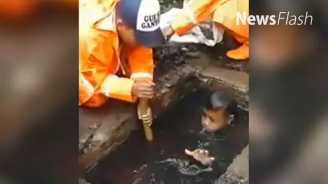 Sebuah video tersebar luas di media sosial. Video tersebut merekam kegiatan petugas kebersihan atau pasukan oranye yang tengah mencari sampah di got dengan air hitam pekat.