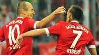 Gelandang Bayern Muenchen, Franck Ribery bersama Arjen Robben merayakan gol di partai Bayern Muenchen vs VfL Wolfsburg pada 29 Agustus 2009. Bayern menang 3-0. AFP PHOTO/OLIVER LANG