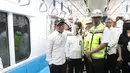 Menaker Hanif Dhakiri didampingi Direktur Utama PT MRT William Sabandar menjajal MRT dari Stasiun Bundaran HI, Jakarta, Senin (25/2). Hanif mencoba MRT untuk melihat progres pengoperasian yang sudah mencapai 99%. (Liputan6.com/Angga Yuniar)