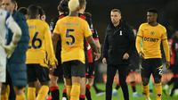 Pelatih kepala Wolverhampton Wanderers asal Inggris, Gary O&rsquo;Neil, berbicara kepada para pemain setelah pertandingan Liga Primer Inggris antara Wolverhampton Wanderers dan Bournemouth di Stadion Molineux di Wolverhampton, Inggris bagian tengah pada tanggal 30 November 2024. Bournemouth memenangkan pertandingan dengan skor 4-2. (Oli SCARFF/AFP)