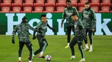 Bek Real Madrid Brasil Eder Militao (kedua kiri) dan gelandang Real Madrid Belgia Eden Hazard (kanan) menghadiri sesi latihan tim di Stadion Anfield di Liverpool, barat laut Inggris pada 20 Februari 2023. Madrid akan bertanding melawan Liverpool pada pertandingan leg pertama babak 16 besar Liga Champions. (AFP/Lindsey Parnaby)