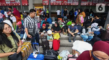 Calon penumpang yang hendak mudik menunggu keberangkatan dengan Bus AKAP di Terminal Kalideres, Jakarta Barat, Selasa (2/4/20024). (Liputan6.com/Angga Yuniar)