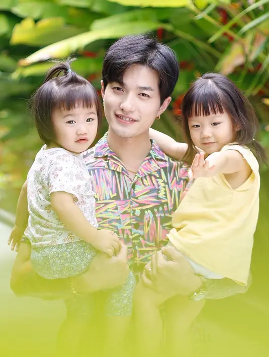 Menerima kondisi yang terjadi sekarang ini, namun tidak menutup kemungkinan kalau keluarga Lee dan Moa juga merindukan liburan ke luar negeri. (Instagram/leejeonghoon)