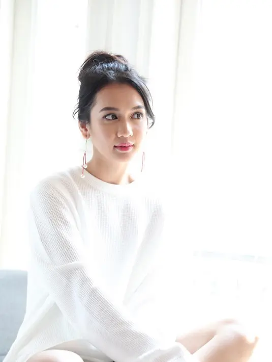 Memiliki penampilan stylish, Dea kerap tampil kasual dalam kesehariannya. Saat dalam busana white on white, ia pun tampil makin menawan. Banyak penggemar yang memuji bahwa kecantikannya makin memancar. (Liputan6.com/IG/deaaannisa)