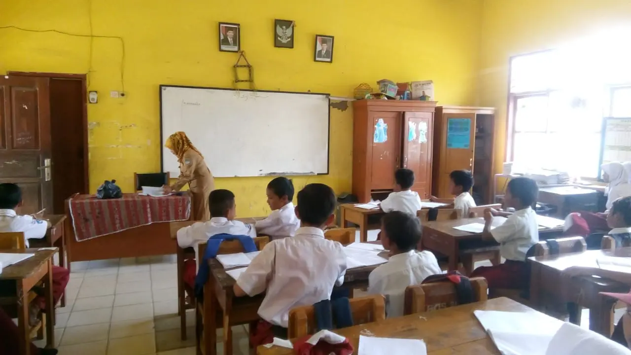 Guru mengajar