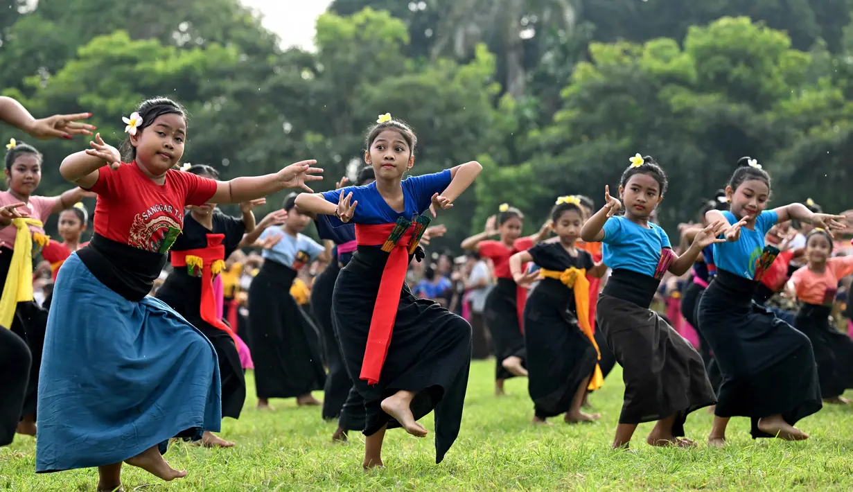 Penampilan seni budaya ini dipilih sebagai alternatif perayaan yang lebih bermakna dan bentuk solidaritas serta empati nasional terhadap berbagai bencana alam yang terjadi di Indonesia. Tampak dalam foto, anak-anak menampilkan tarian tradisional untuk menyambut malam pergantian tahun di Bali, pada Rabu 31 Desember 2025. (SONNY TUMBELAKA/AFP)