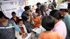 Warga pengungsi Gunung Agung memeriksa kesehatan di Posko Pengungsi Rendang, Bali, Sabtu (2/12). Keberadaan pos kesehatan tersebut dimanfaatkan warga untuk mengecek kesehatan, meskipun dengan kondisi yang seadanya. (Liputan6.com/Immanuel Antonius)