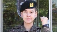 Kyuhyun Super Junior memulai wajib militer pada 24 Mei 2017. Keberangkatnya diringi oleh para penggemar setianya. (foto: allkpop.com)