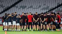Para pemain Timnas Indonesia berdoa sebelum memulai latihan resmi menjelang laga putaran ketiga Grup C Kualifikasi Piala Dunia 2026 di Stadion Utama Gelora Bung Karno (SUGBK), Senayan, Jakarta, Senin (24/03/2025). (Bola.com/Bagaskara Lazuardi)