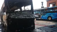Sebuah bus tiba-tiba terbakar di Bandara Ngurah Rai, Jumat (6/9/2019). (Liputan6.com/Dewi Divianta/Istimewa)