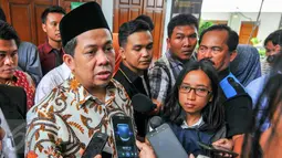 Wakil Ketua DPR RI Fahri Hamzah menjawab pertanyaan media usai menjalani proses mediasi dengan PKS di PN Jakarta Selatan, Selasa (3/5). Fahri menggugat PKS atas keputusan pemecatannya dari segala jenjang keanggotaan partai. (Liputan6.com/Yoppy Renato)