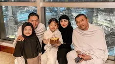 Pastinya sebagai orangtua, Ashanty dan Anang ingin memberikan yang terbaik pada hari spesial putra mereka itu. Sebelumnya Ashanty memang berencana merayakan ulang tahun Arsya Hermansyah di Tanah Suci. Keinginannya terwujud, mereka pun merayakan ulang tahun Arsya bersama di Mekah. (Liputan6.com/IG/@ashanty_ash)