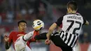 Penyerang Manchester United, Jesse Lindgard berebut bola dengan pemain Belgrade, Slobodan Urosevic pada pertandingan lanjutan Grup L Liga Europa di stadion Partizan di Belgrade, Serbia (24/10/2019). MU menang tipis 0-1 atas Partizan Belgrade. (AP Photo/Marko Drobnjakovic)