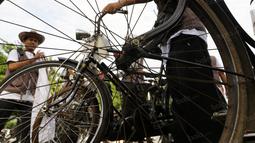 Anggota sepeda Onthel dari komunitas Kondel tengah bersiap ikut mengikuti Fam Trip dan Gowes Bareng TAFISA Games 2016 dari Kantor Kemenpora menuju Menuju Ancol Venue Utama TAFISA Games 2016, Jakarta, Minggu (2/10/2016). (Bola.com/NIcklas Hanoatubun)