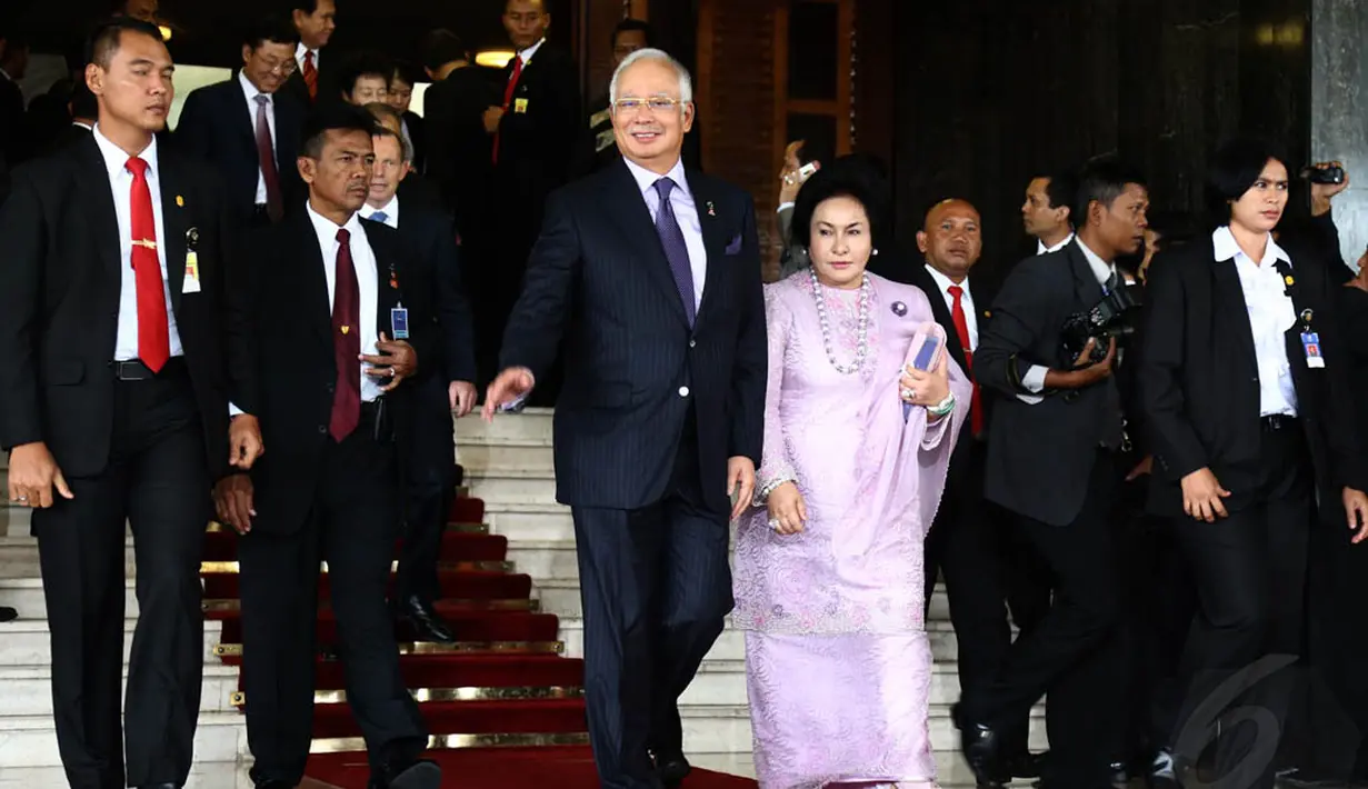 Perdana Menteri Malaysia Dato' Sri Mohd Najib bin Tun Abdul Razak (ketiga kiri) terlihat turut menghadiri pelantikan Jokowi-JK di Gedung DPR, Jakarta, (20/10/14). (Liputan6.com/Andrian M Tunay)  