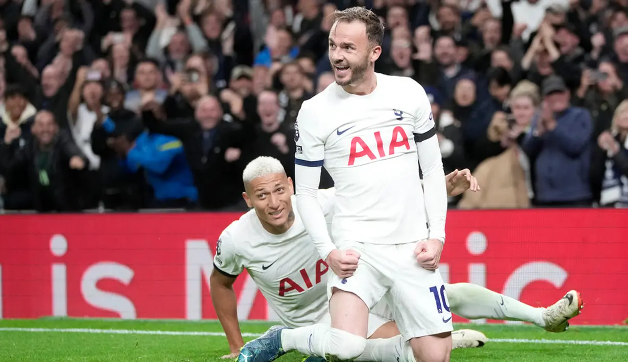 Pemain Tottenham Hotspur James Maddison (kanan) melakukan selebrasi usai mencetak gol ke gawang Fulham pada pertandingan sepak bola Liga Premier Inggris di Tottenham Hotspur Stadium, London, Inggris, Senin (23/10/2023). Tottenham Hotspur menang 2-0 atas Fulham. (AP Photo/Kin Cheung)