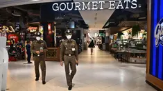 Polisi Thailand berpatroli di dalam pusat perbelanjaan Siam Paragon sebelum dibuka di Bangkok pada tanggal 4 Oktober 2023, sehari pasca penembakan yang menewaskan dua orang. (Lillian SUWANRUMPHA/AFP)